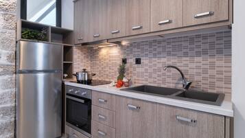 Fridge, oven, stovetop, coffee/tea maker