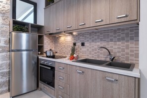 Fridge, oven, stovetop, coffee/tea maker