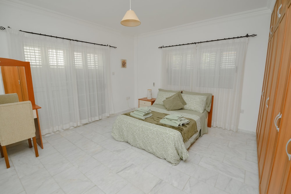 Spacious Detached Villa In Peaceful Setting 5 Min From The Beach - Chipre