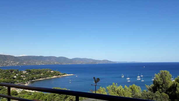 A coastal view with boats, a bird sculpture, and a clear sky. - Magnificent sea view 150 m from the beach, private domain of Gaou Benat (Bormes-les-Mimosas)