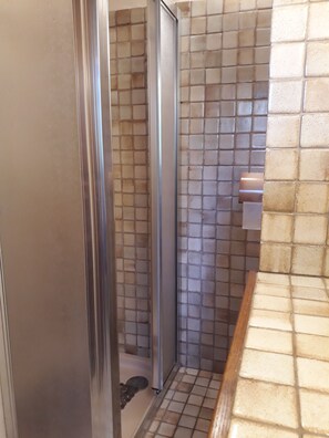 Dusche, Haartrockner, Handtücher
