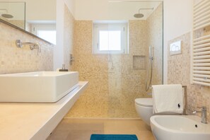 Shower, hair dryer, towels - Holiday Home 'Villa PanItria' with Pool, Garden & Wi-Fi (Ostuni)