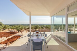 Outdoor dining - Holiday Home 'Villa PanItria' with Pool, Garden & Wi-Fi (Ostuni)