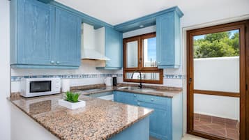 Réfrigérateur, micro-ondes, plaque de cuisson, cafetiÚre/bouilloire