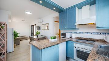 Een koelkast, een magnetron, een oven, een kookplaat