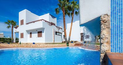 Apartment La Perla de Cala d'Or 3 with Shared Pool, Garden & Wi-Fi