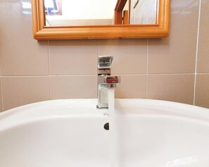 Douche, sèche-cheveux, serviettes fournies