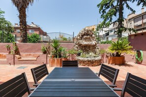 Outdoor dining - Holiday Home Casa Palma 12 with Terrace, Balcony & Wi-Fi (Vilafranca del Penedes)