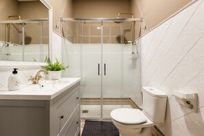 Douche, séchoir à cheveux, serviettes fournies