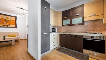 KĂŒhlschrank, Mikrowelle, Ofen, Herdplatte