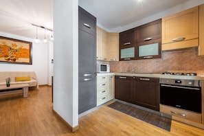 Refrigerador, microondas, horno y parrilla de estufa