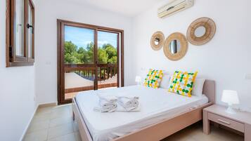5 bedrooms, iron/ironing board, free WiFi, bed sheets