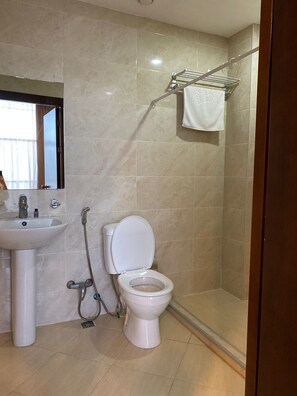 Badkar och dusch, djupt badkar, regndusch och gratis toalettartiklar