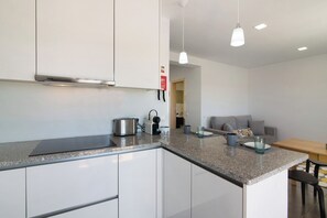 Een koelkast, een magnetron, een oven, een kookplaat