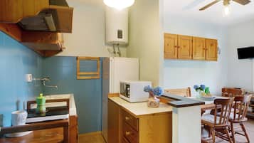 Kühlschrank, Mikrowelle, Herdplatte, Wasserkocher mit Kaffee-/Teezubehör