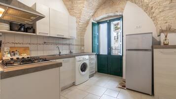 Fridge, oven, stovetop, coffee/tea maker