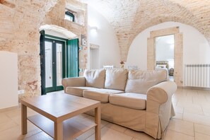 TV, fireplace - Holiday Home Casa Maestra with Terrace & Wi-Fi (Ceglie Messapica)