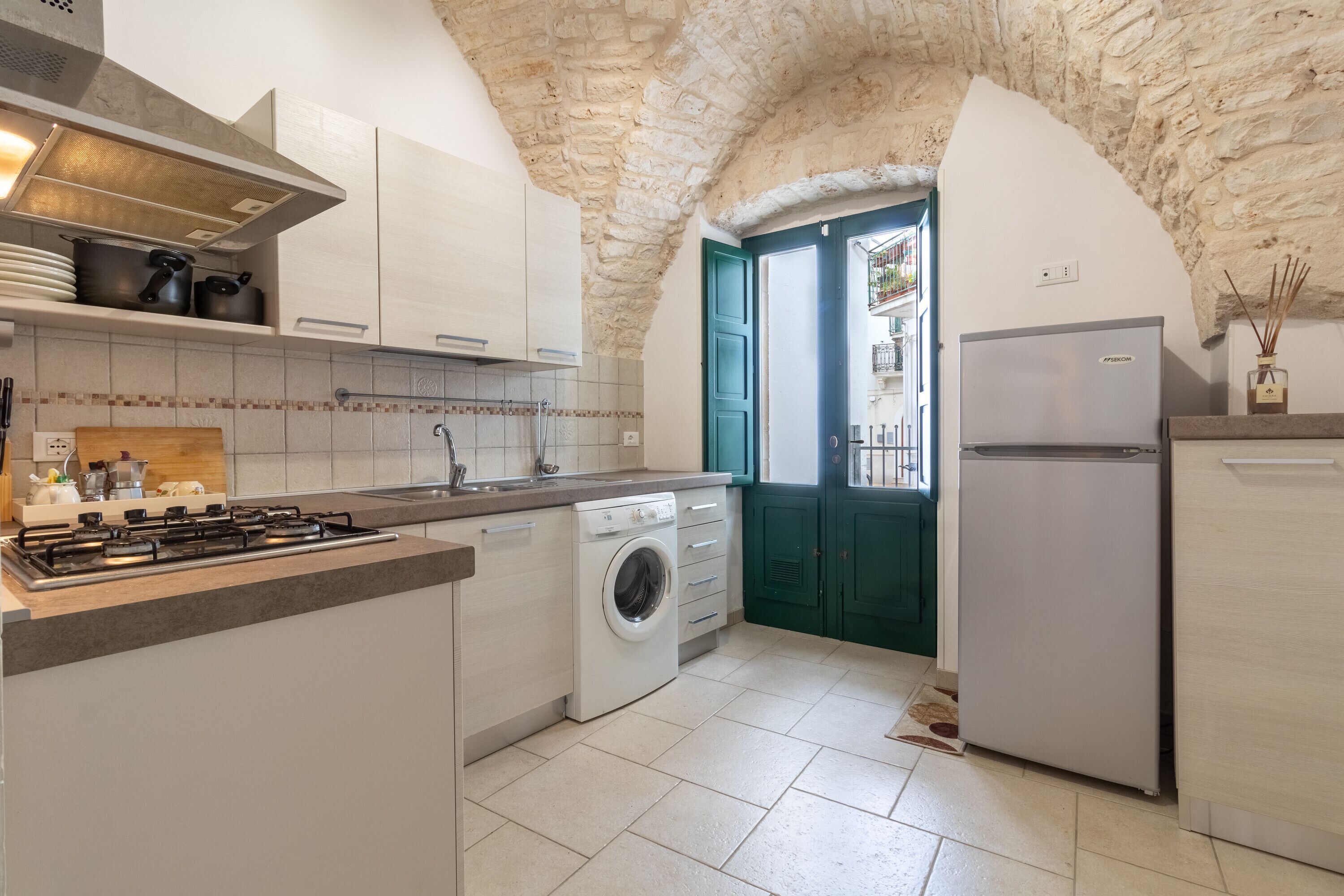 Réfrigérateur, four, plaque de cuisson, cafetière/bouilloire