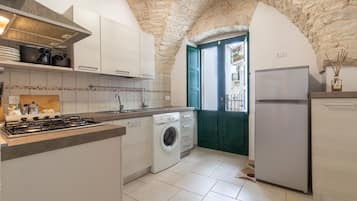 KĂŒhlschrank, Ofen, Herdplatte, Wasserkocher mit Kaffee-/Teezubehör