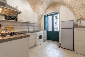 Jääkaappi, uuni, liesi, kahvin-/teenkeitin