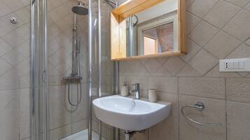 Een douche, een haardroger, handdoeken