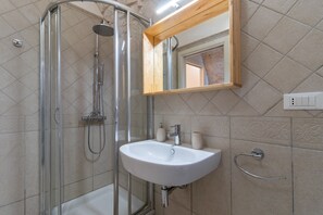 Shower, hair dryer, towels - Holiday Home Casa Maestra with Terrace & Wi-Fi (Ceglie Messapica)