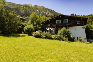 Exterior - Holiday Home 'Chalet Le Margouillat' with Mountain View, Terrace & Wi-Fi (Les Houches)