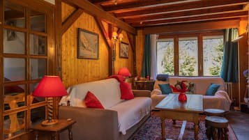 Una televisión, una chimenea, un reproductor de DVD