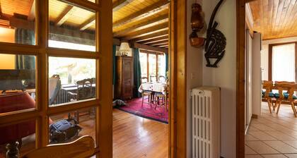Maison de vacances "Chalet Le Margouillat" avec vue sur les montagnes, terrasse et Wi-Fi.