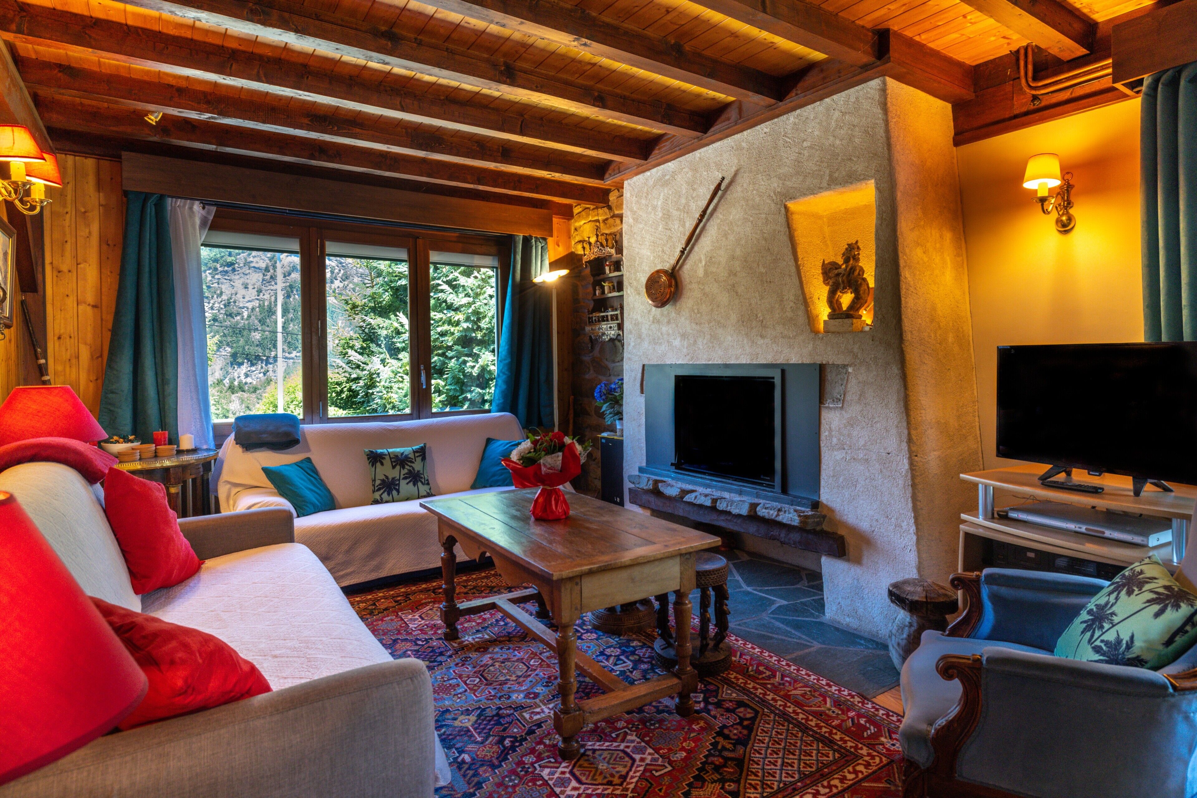 Televisión, chimenea, reproductor de DVD y estéreo 