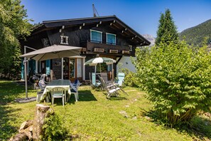 Un chalet doté d’un balcon, d’un espace extérieur aménagé et offrant une vue sur les montagnes.