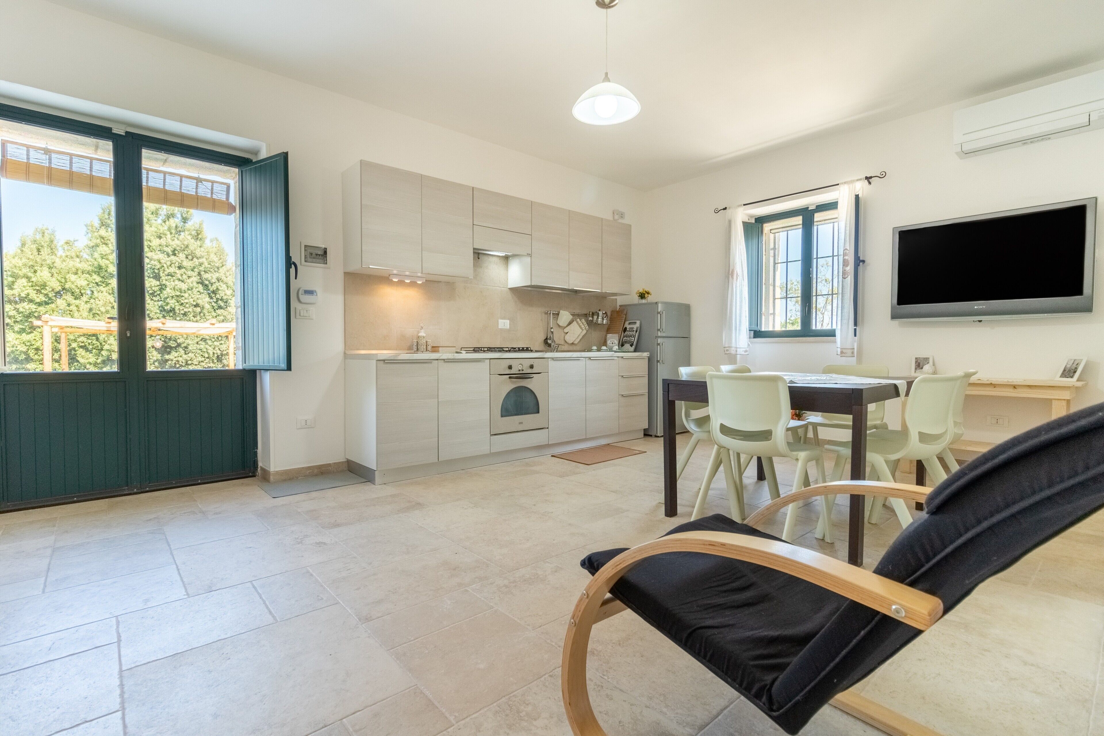 Kühlschrank, Ofen, Herdplatte, Wasserkocher mit Kaffee-/Teezubehör