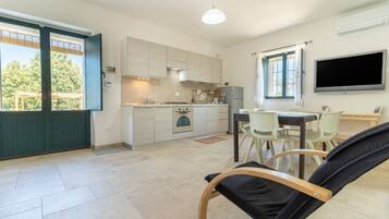 Kühlschrank, Ofen, Herdplatte, Wasserkocher mit Kaffee-/Teezubehör