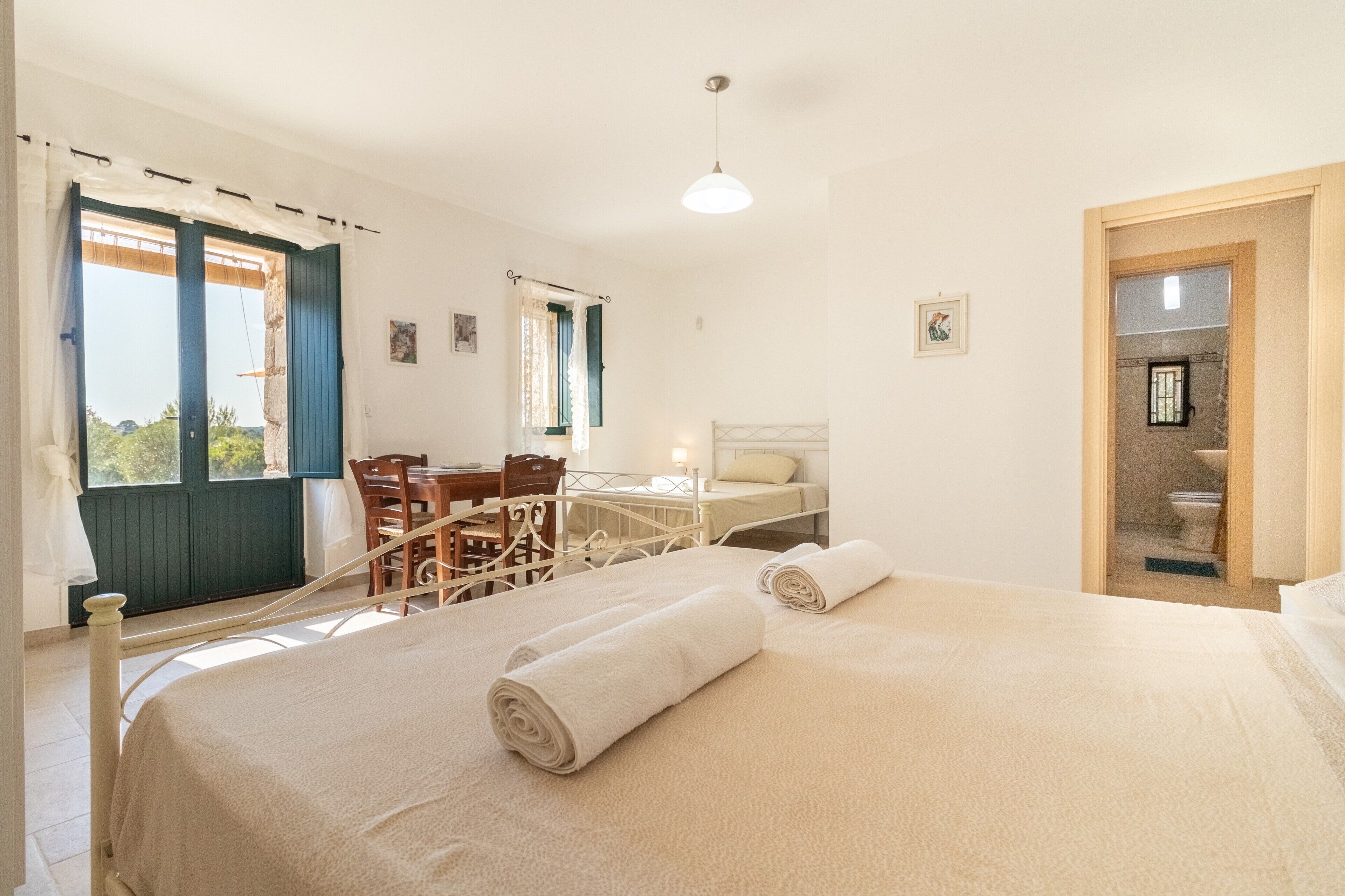 4 室のベッドルーム、WiFi (無料)、ベッドシーツ