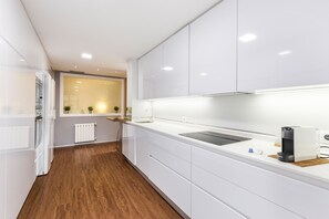 Køleskab, mikrobølgeovn, ovn, kogeplade