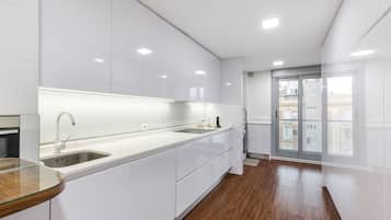 Een koelkast, een magnetron, een oven, een kookplaat