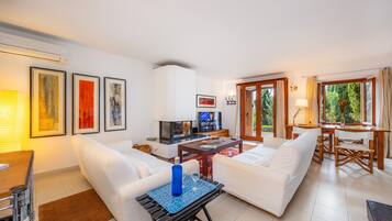 Televisión, chimenea y estéreo