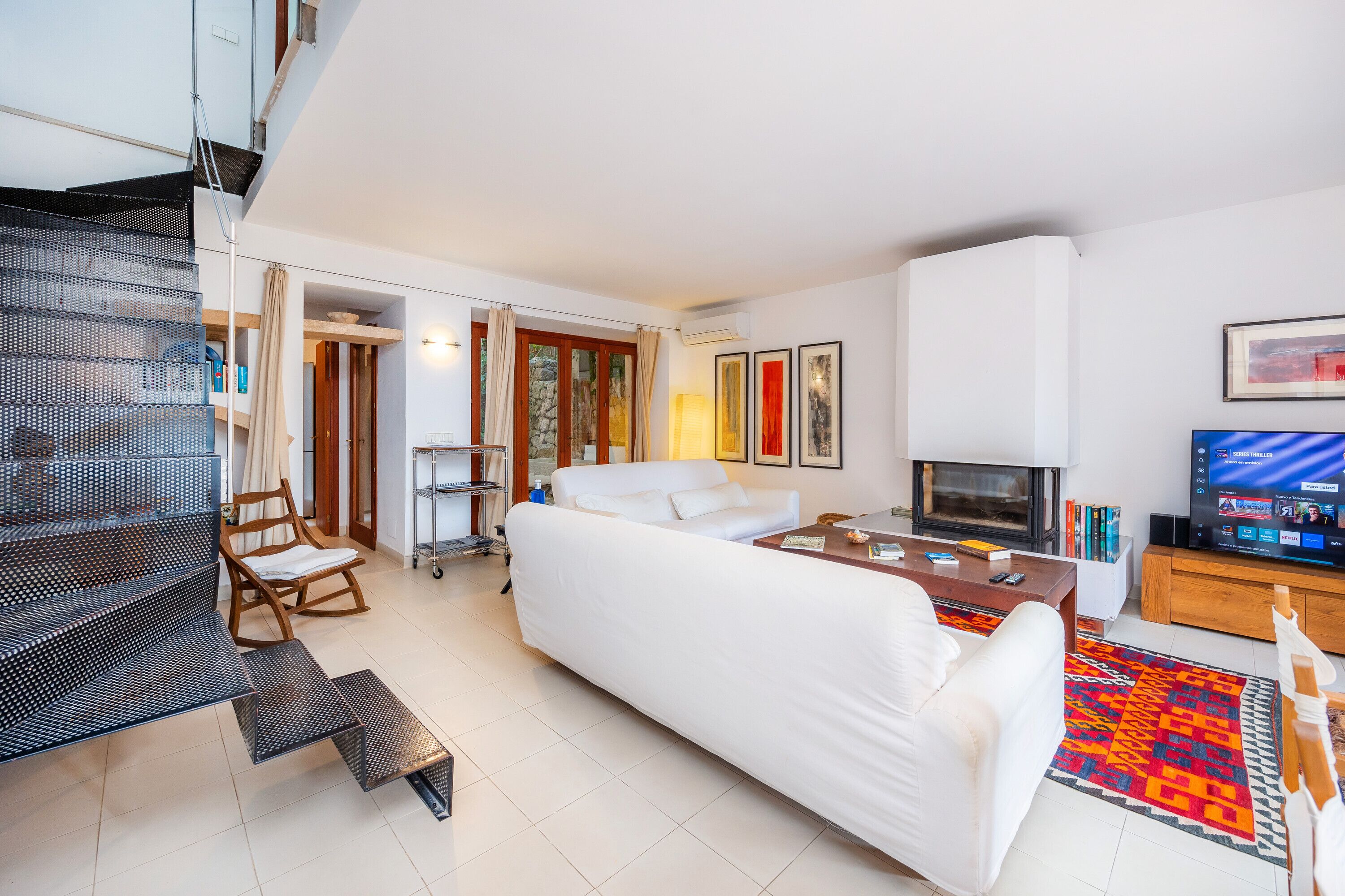 Televisión, chimenea y estéreo 