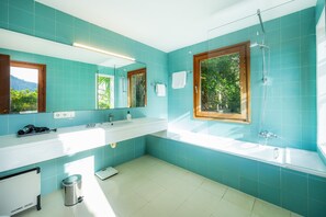 Badewanne, Haartrockner, Handtücher