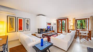 TV, fireplace, stereo