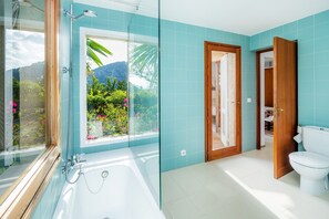 Bathtub, hair dryer, towels - Vacation Home "Casa en Centro Histórico Pollença" with Private Terrace, Garden & Wi-Fi (pollensa)