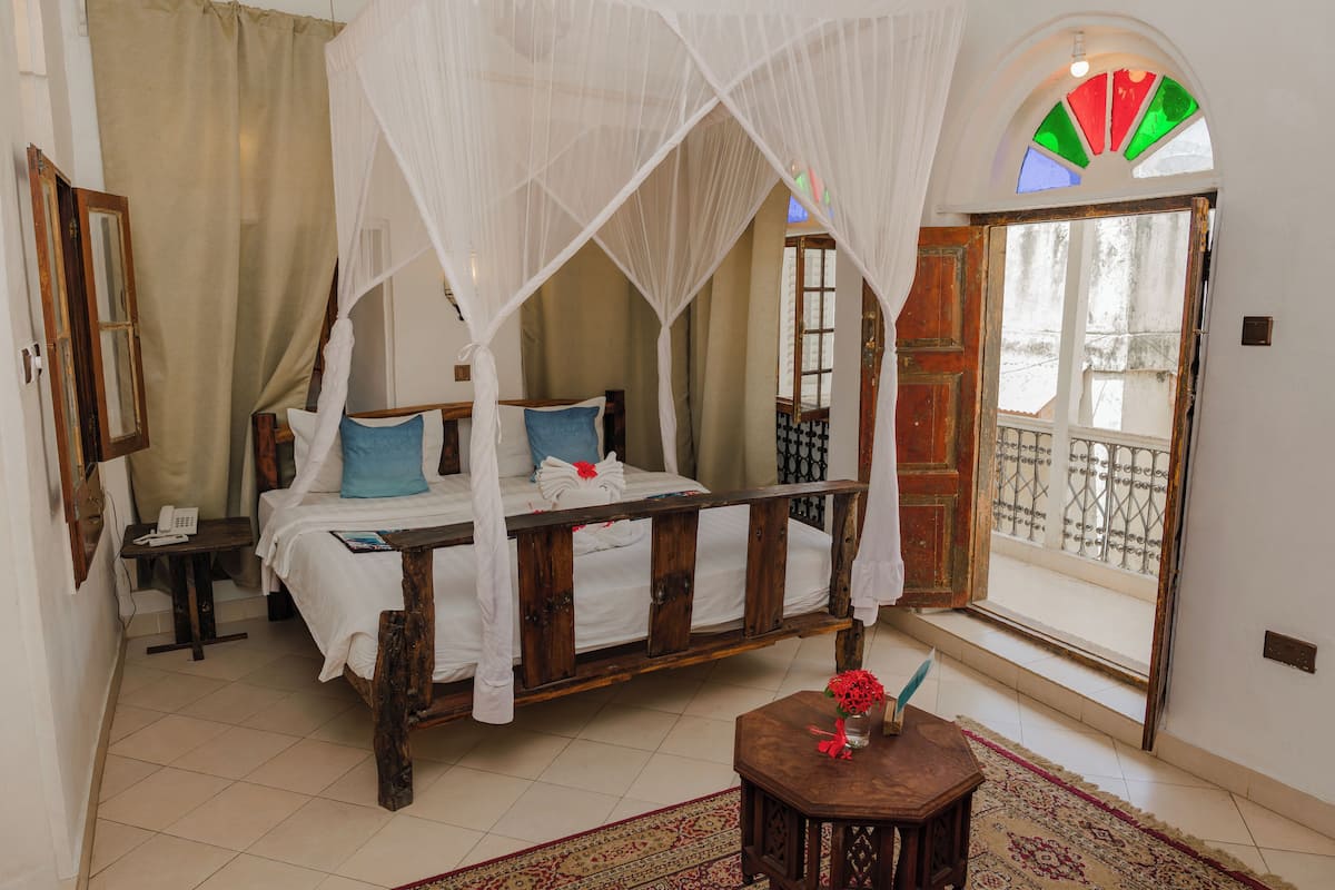 Habitación triple superior | Ropa de cama de alta calidad, wifi gratis, ropa de cama