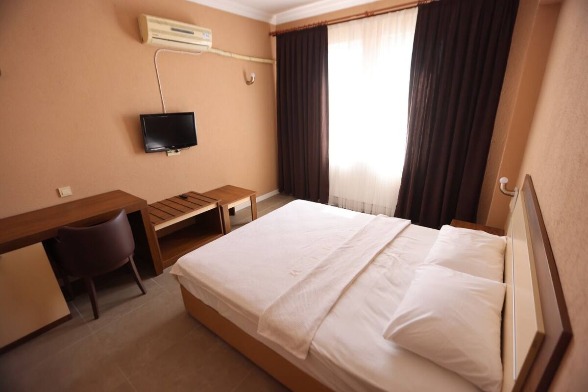 Standard Single Room | Laptop workspace, blackout drapes, WiFi (free)