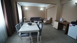 Chambre Deluxe | Espace de travail pour ordinateurs portables, rideaux d’obscurcissement