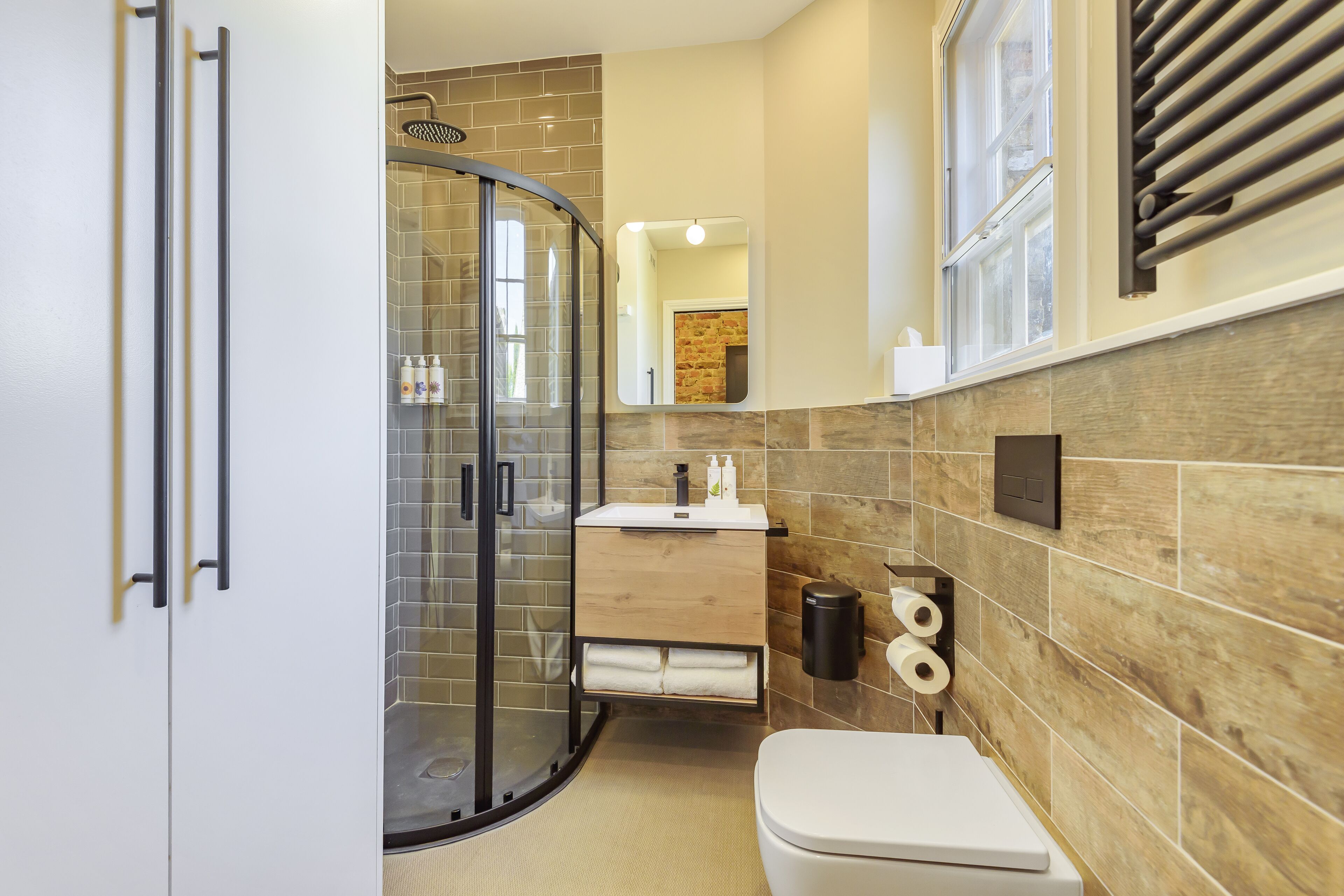 Ducha, artículos de higiene personal gratuitos y secador de pelo