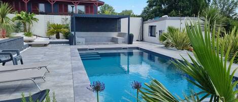 Een buitenzwembad en een verwarmd zwembad