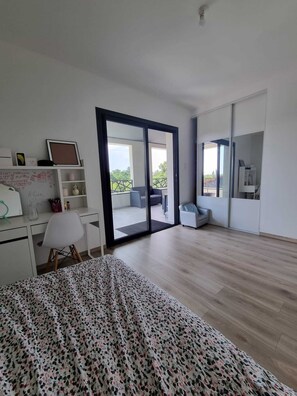 4 bedrooms, iron/ironing board, free WiFi, bed sheets
