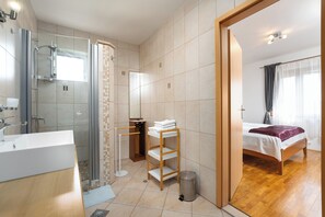 Dusche, Haartrockner, Bidet, Handtücher