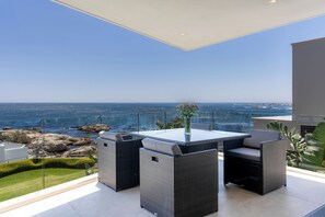 Outdoor dining - Little Beach Villa-200m from the beach, best views (Cape Town)