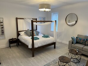 3 habitaciones, tabla de planchar con plancha y cuna de viaje 